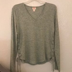 Green long sleeve v-neck